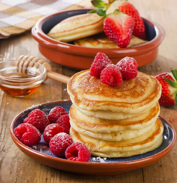 Pfannkuchen mit Beeren und Ahornsirup. — Stockfoto