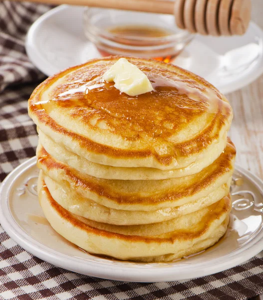 Pannenkoeken met ahornsiroop en boter — Stockfoto