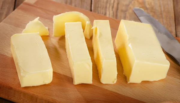 Manteiga na placa de corte . — Fotografia de Stock