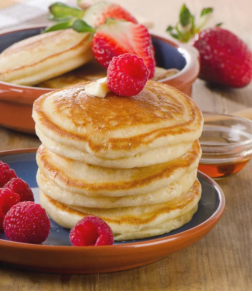 Pannkakor med bär och lönnsirap. — Stockfoto