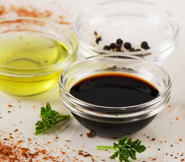 Ciotole di aceto balsamico e olio d'oliva — Foto Stock