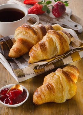 reçel ile taze kruvasanlar