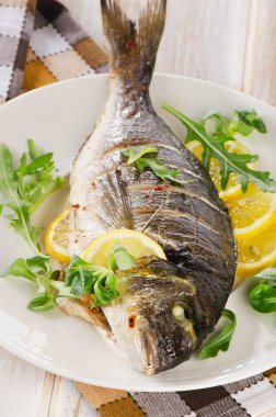 Kızarmış çipura balık