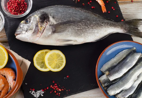 Roher Fisch mit Gewürzen — Stockfoto