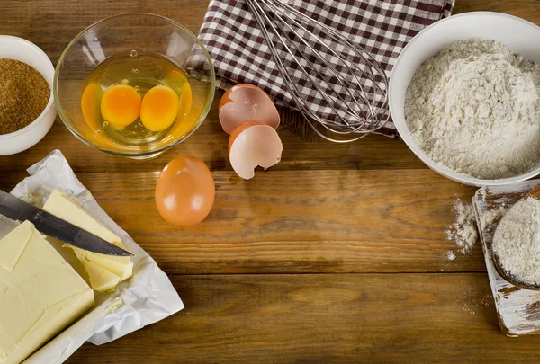 Ingredientes para hornear en mesa de madera —  Fotos de Stock