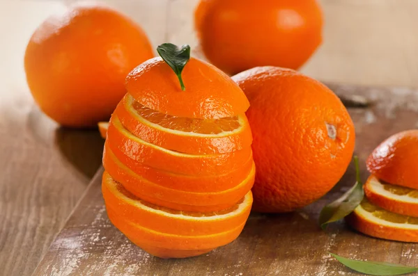 Спелый нарезанный апельсин — стоковое фото