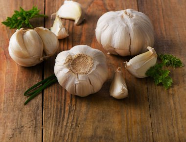 Organik sarımsak eski ahşap zemin üzerinde.