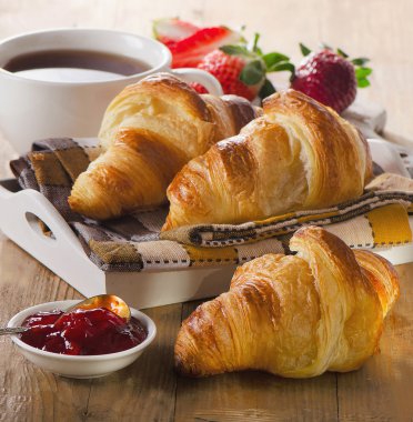 Kruvasan marmelat ve çilek ile