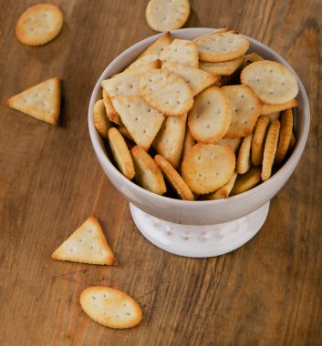 Ahşap arka plan üzerinde kraker