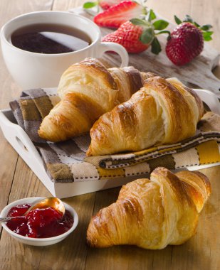 reçel ile taze kruvasanlar