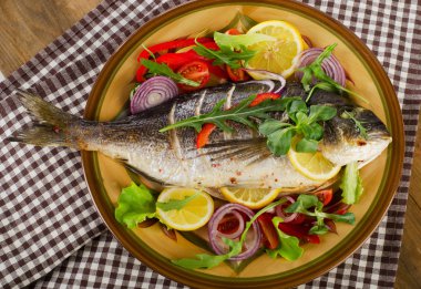 Fried dorado plaka üzerinde