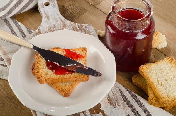 Confiture de fraises garnissant une tranche de pain grillé — Photo