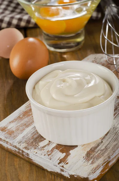 Mayonnaise in  bowl on  wooden background. — Stock Photo, Image