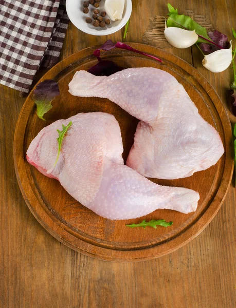 Cosce di pollo crude fresche — Foto Stock