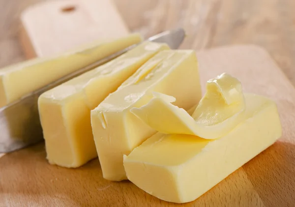 Manteiga em uma placa de madeira — Fotografia de Stock