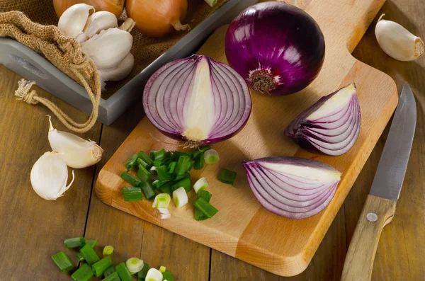 Uien op een houten bord — Stockfoto