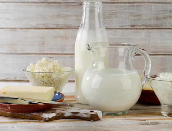 Молочні продукти на білому дерев'яному столі . — стокове фото