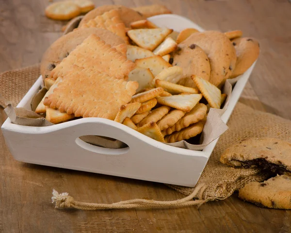 Verschillende cookies in een wit vak. — Stockfoto