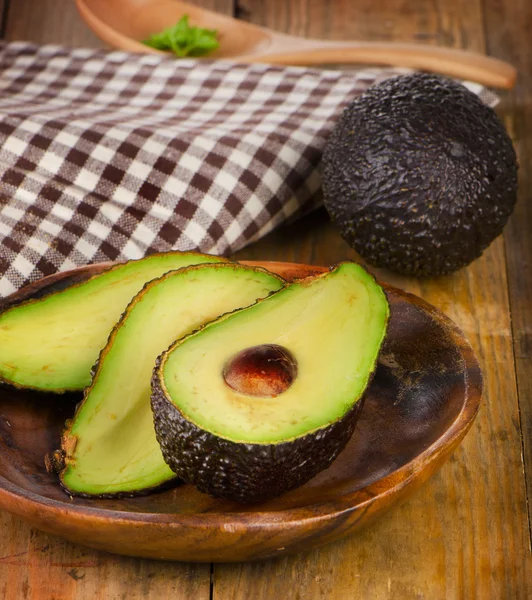 Verse avocado 's op houten plank . — Stockfoto