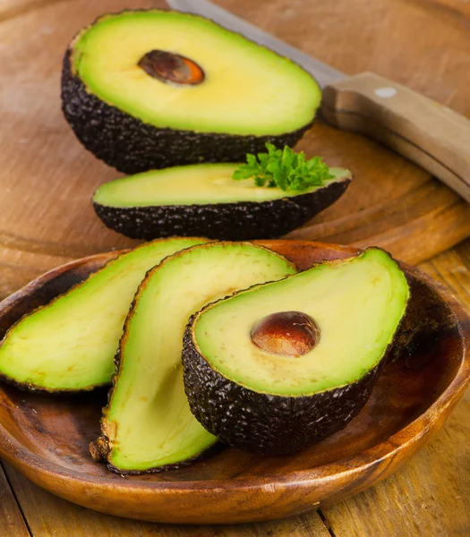Verse avocado's op een snijplank . — Stockfoto