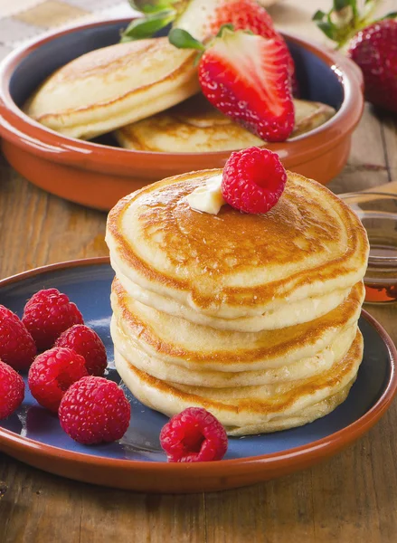 Pfannkuchen mit Beeren und Butter . — Stockfoto