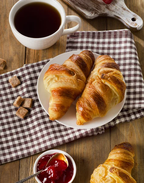 Friss croissant, kávé-kupa — Stock Fotó