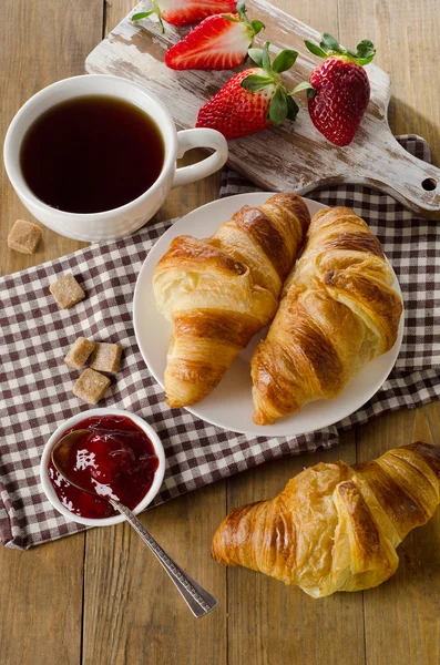 Croissants frescos com xícara de café — Fotografia de Stock