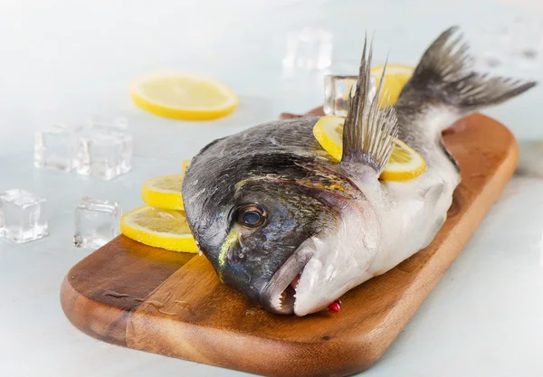 Raw fish with lemon — Stock Photo, Image