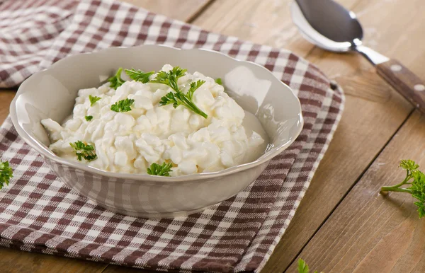 Fresh Cottage cheese with fresh herbs — Stock Photo, Image