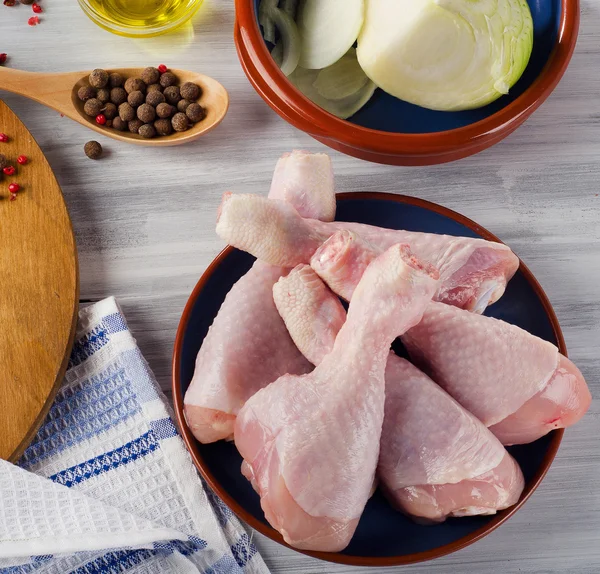 Färska råa kycklingklubbor med kryddor. — Stockfoto