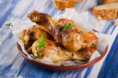 Bir taze otlar ile kavrulmuş tavuk budu. 