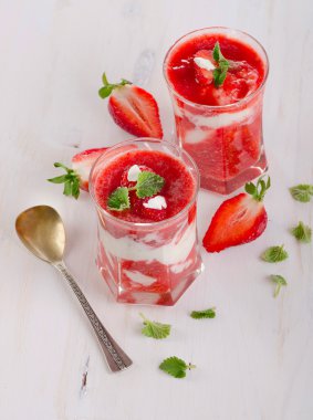 Katmanlı şekerli tatlı bardak