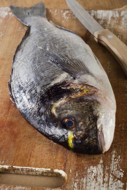 çipura kesme tahtası üzerinde