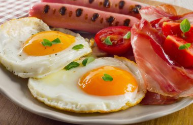 Sahanda yumurta ile İngiliz kahvaltısı