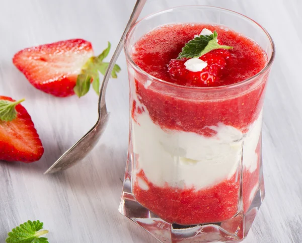 Sweet dessert with fresh strawberries — Stock Photo, Image