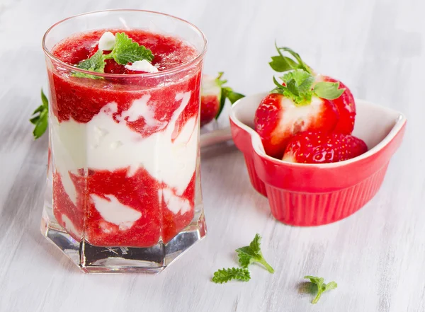 Dolce dessert con fragole fresche — Foto Stock