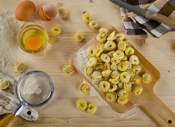 Ravioli crudi su tavola di legno . — Foto Stock