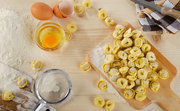 Ravioli sin cocer en una tabla de madera . —  Fotos de Stock