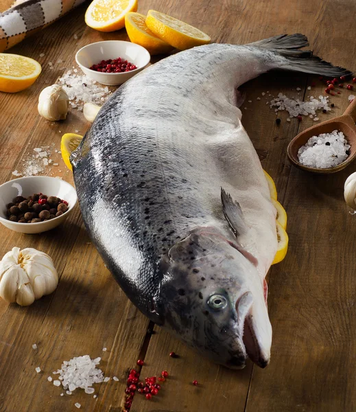 Lachs mit Zitrone und Gewürzen — Stockfoto