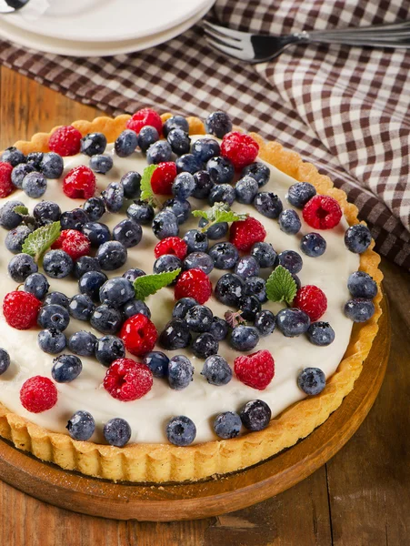 Tarta de queso con frambuesas y arándanos . —  Fotos de Stock