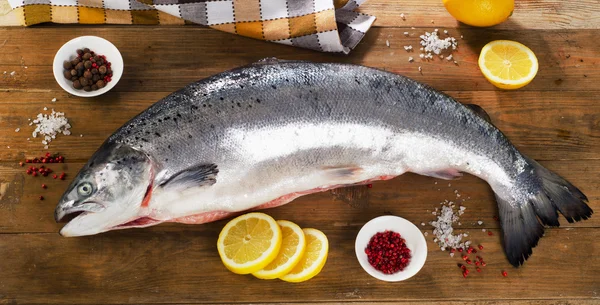 Lachs mit Zitrone und Gewürzen — Stockfoto