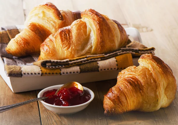 Friss croissant-t a fából készült háttér — Stock Fotó