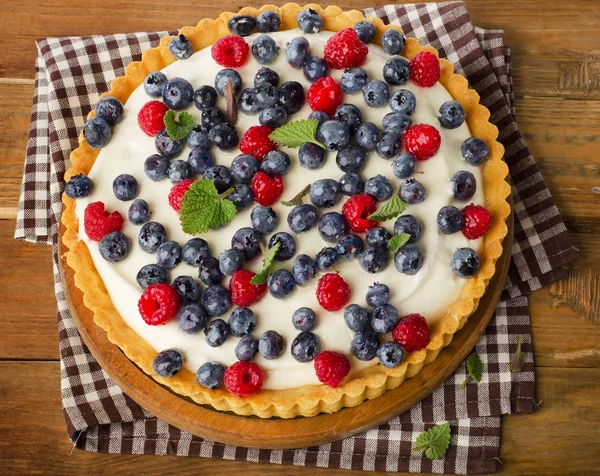 Pastel con frambuesas frescas y arándanos . — Foto de Stock