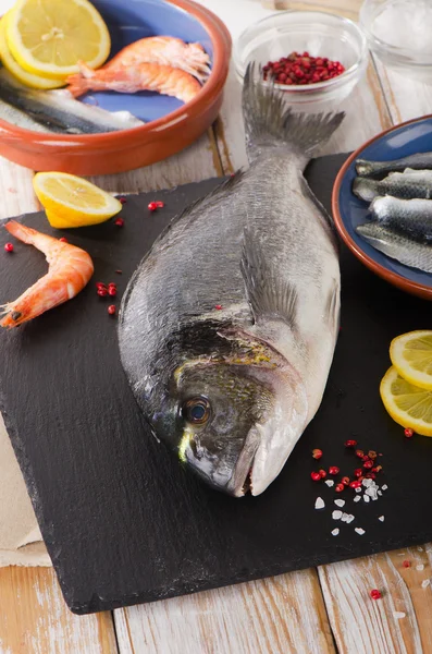 Frischer roher Fisch — Stockfoto