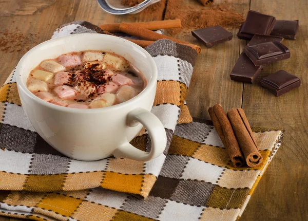 Cacao en taza blanca con malvaviscos —  Fotos de Stock