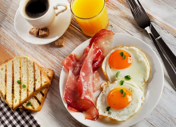 Petit déjeuner anglais avec œufs frits — Photo