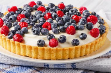 kek krem peynir ve çilek.