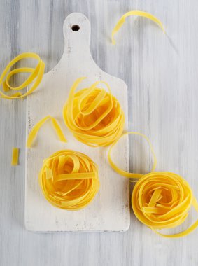 ahşap bir masa üzerinde İtalyan makarna.