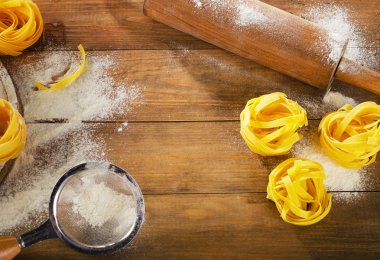 Ahşap zemin üzerinde makarna.