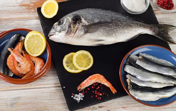 Frische Fische mit Gewürzen — Stockfoto